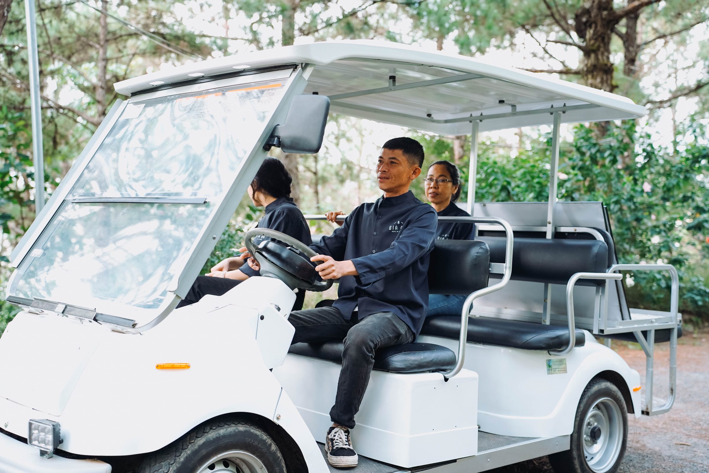 Xe buggy đưa đón trong khuôn viên GIA AN