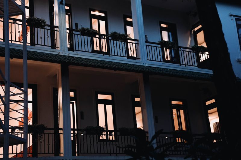 Dãy phòng GIA AN sáng đèn ấm giữa rừng thông ban đêm