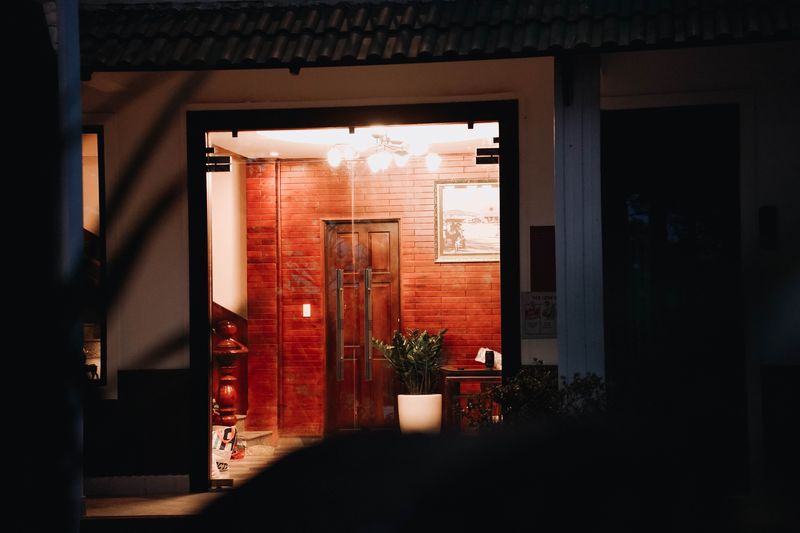 Sảnh gỗ sáng đèn vàng của GIA AN lúc chập tối