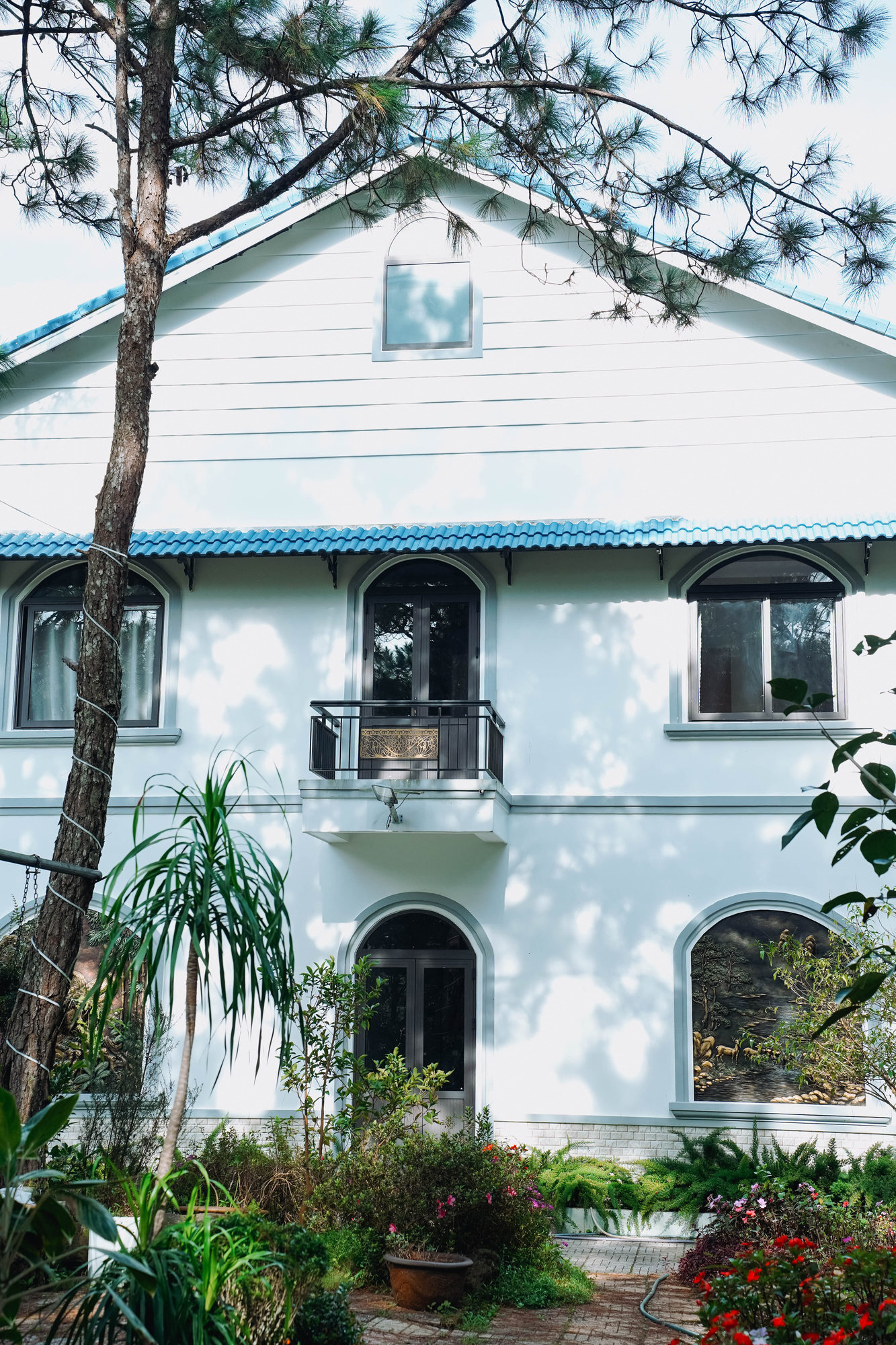 Mặt tiền villa GIA AN với cửa vòm và ban công