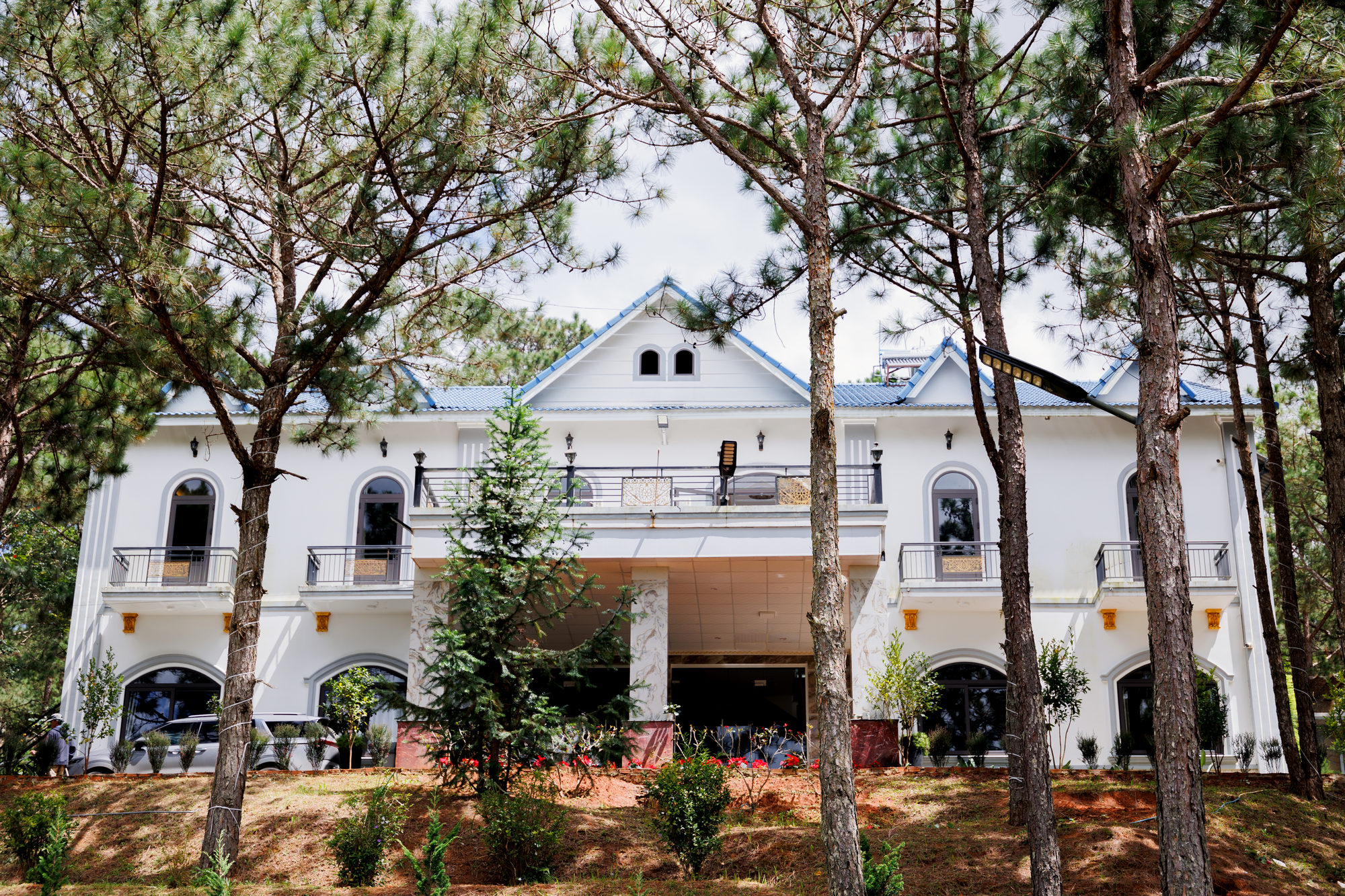 Villa GIA AN màu trắng giữa rừng thông