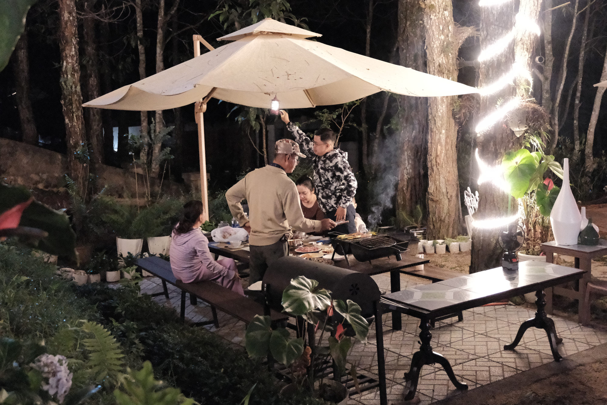 Bàn tiệc dài của đoàn trong nhà hàng GIA AN
