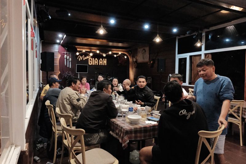 Cả đoàn nâng ly trong nhà hàng GIA AN