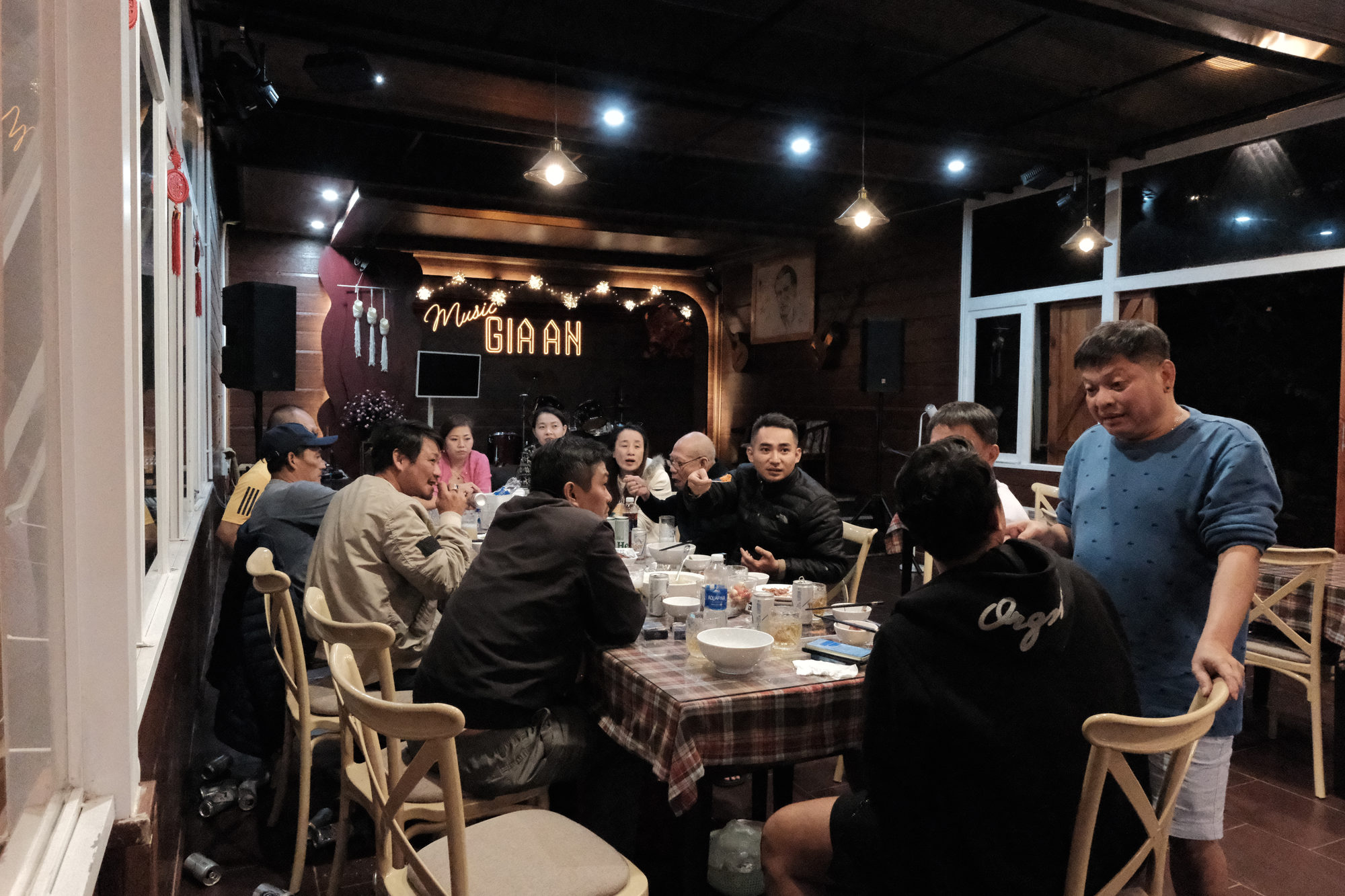 Đoàn ăn tối trong nhà hàng GIA AN, sân khấu Music GIA AN phía sau