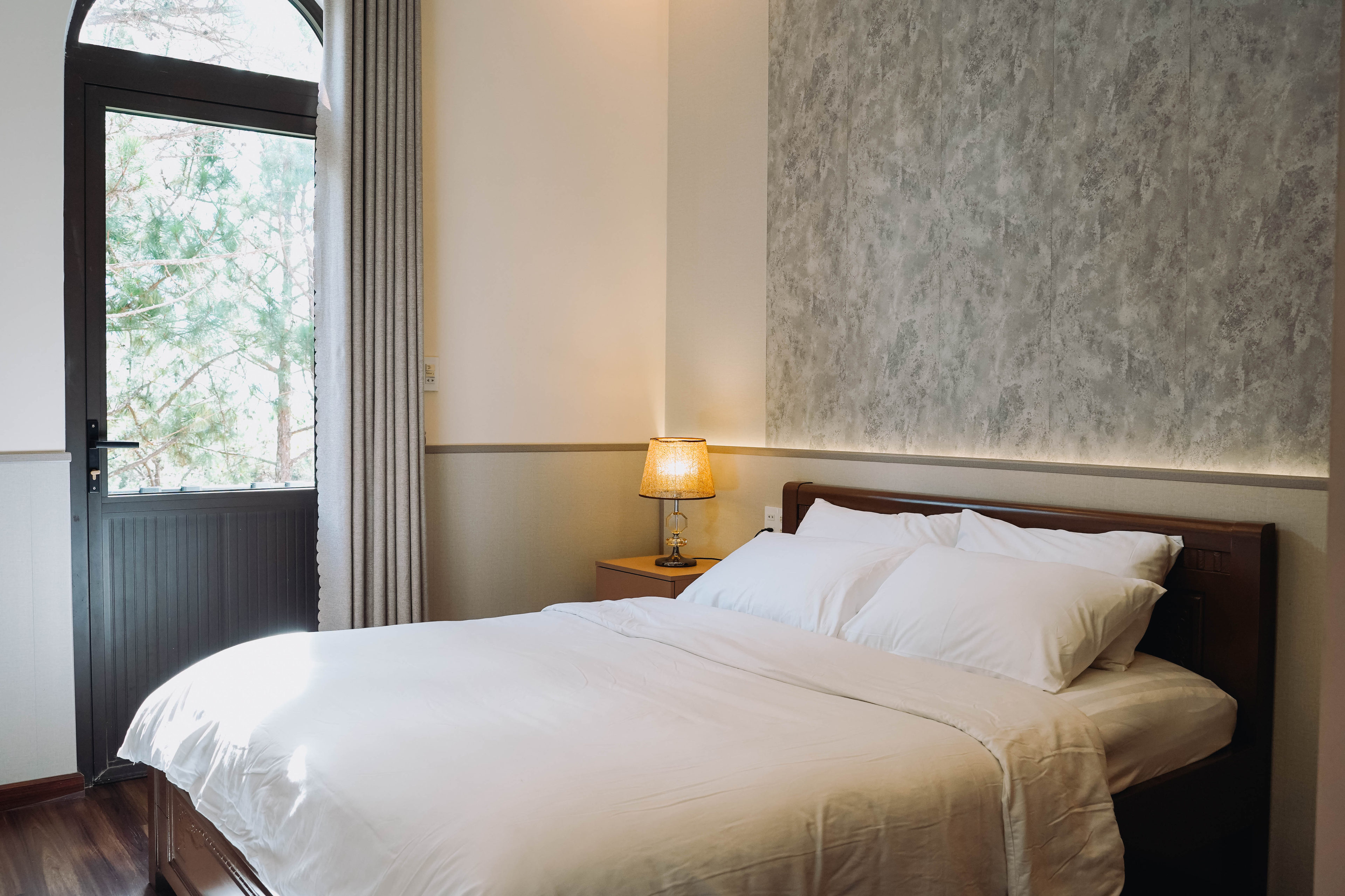 Phòng Deluxe Pine View tại GIA AN Hotel Dalat